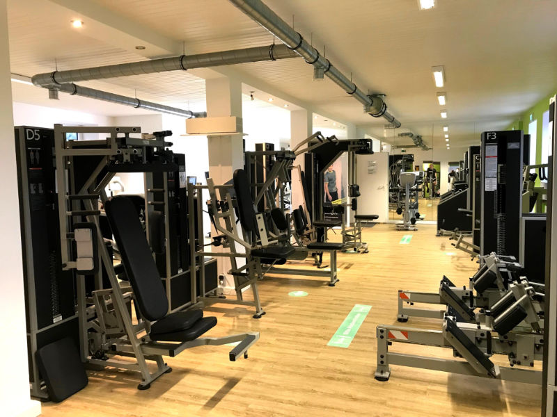 Trainingsfläche agil Ahnsen mit Kieser Geräten