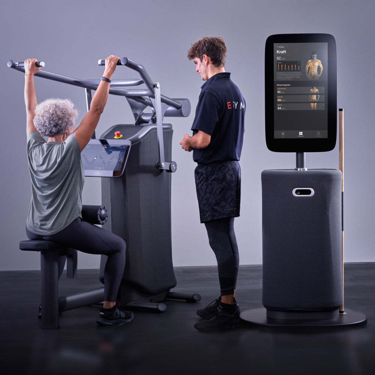eGym Trainingsgerät und Fitness Hub sowie Trainer und Kunde