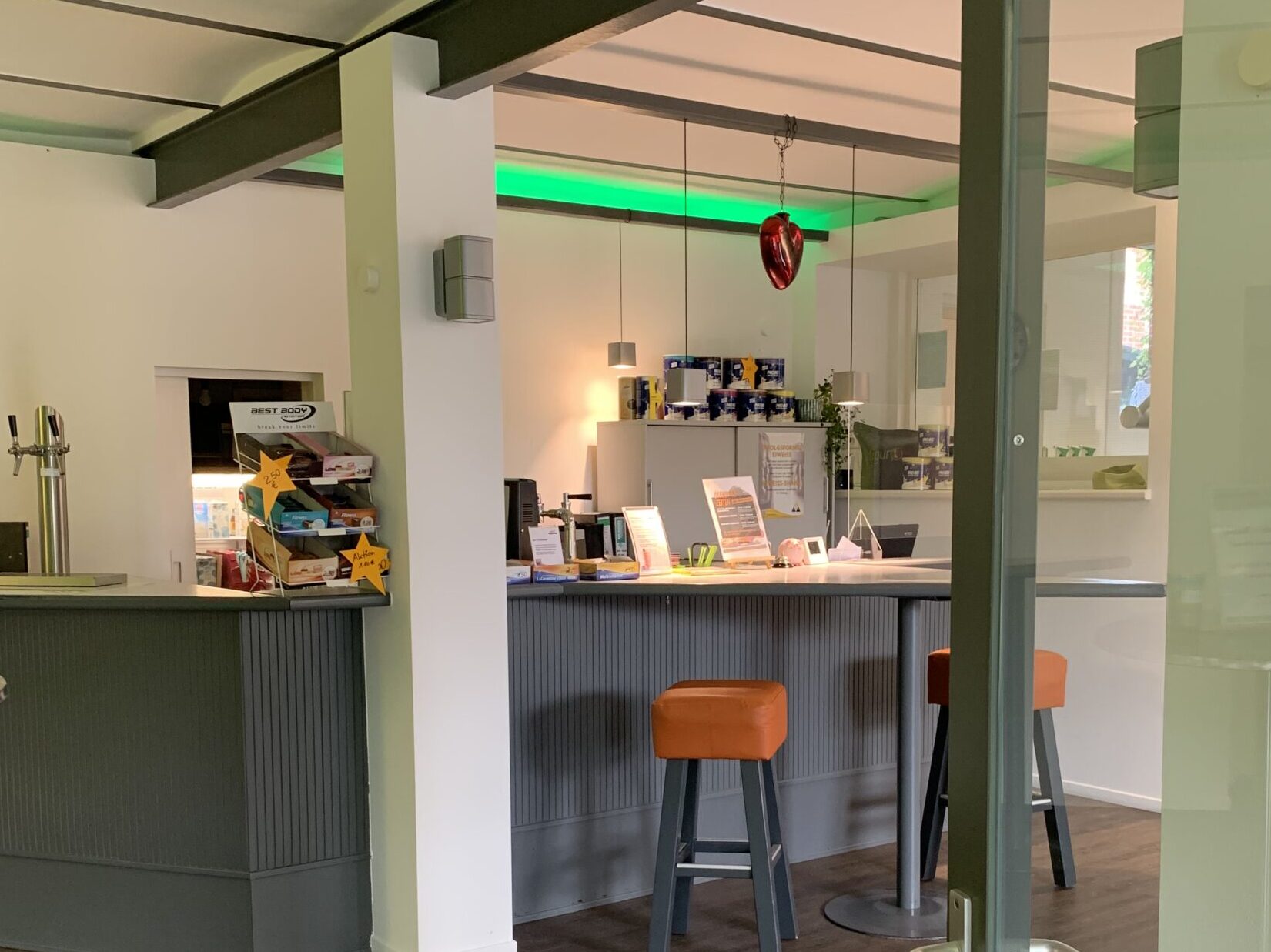 Eingangsbereich des agil Trainibg & Therapie in Ahnsen. Der Thresen lädt ein zu Kaffee, Proteinshakes, Riegeln und Erfrischungsgetränken