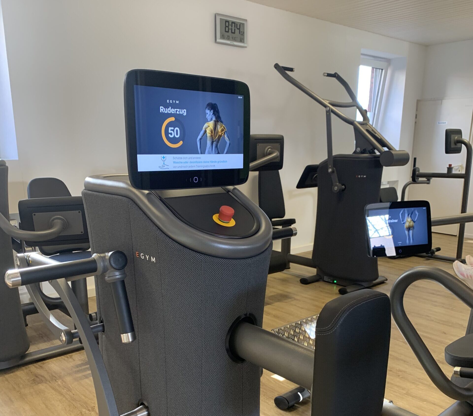 Zu sehen sind die intelligenten Trainingsgeräte im agil Ahnsen. Über das Touchpad kann das Training gewählt werden. Das Gerät stellt sich dann automatisch auf die vom Coach hinterlegten Trainingseinstellungen ein. Die Marke dieser Geräte ist eGym